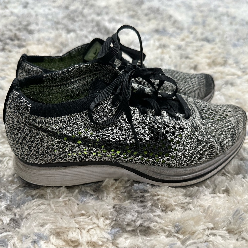 Worn in good condition Nike flyknits sz 4.5